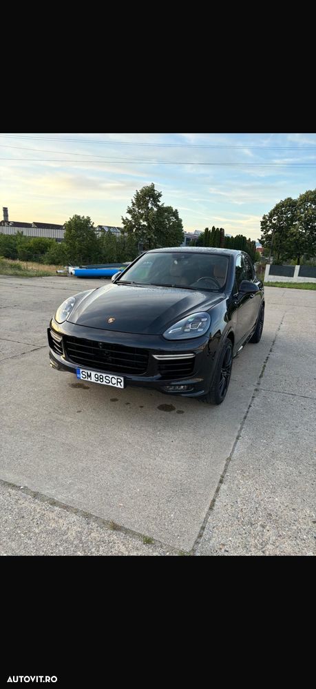 Porsche Cayenne 4.8 L Turbo S - 1