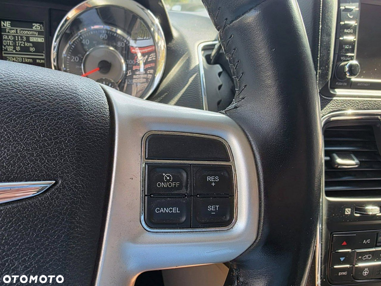 Chrysler Town & Country - 12