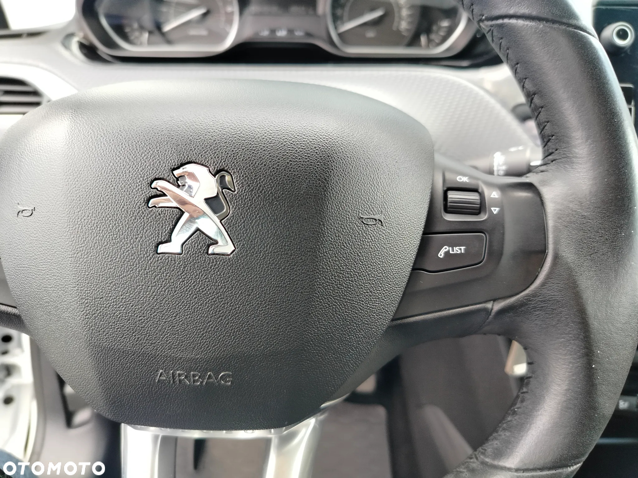 Peugeot 2008 1.2 Pure Tech Style S&S - 17