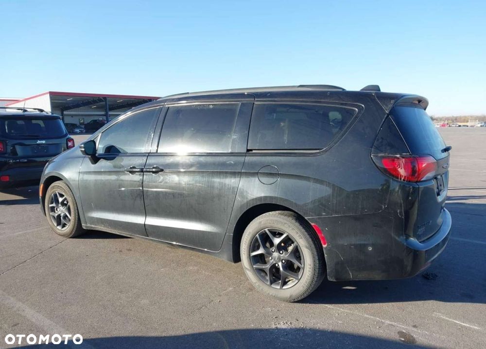 Chrysler Pacifica - 4