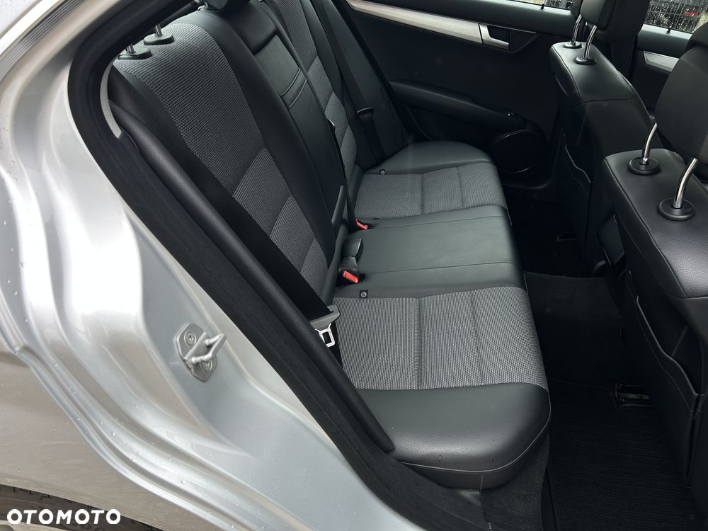 Mercedes-Benz Klasa C 180 BlueEFFICIENCY 7G-TRONIC Avantgarde - 26