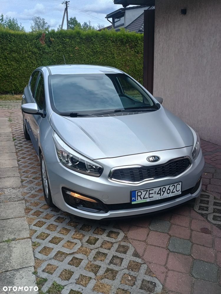 Kia Ceed 1.6 CRDi 136 ISG Dream Team Edition - 4
