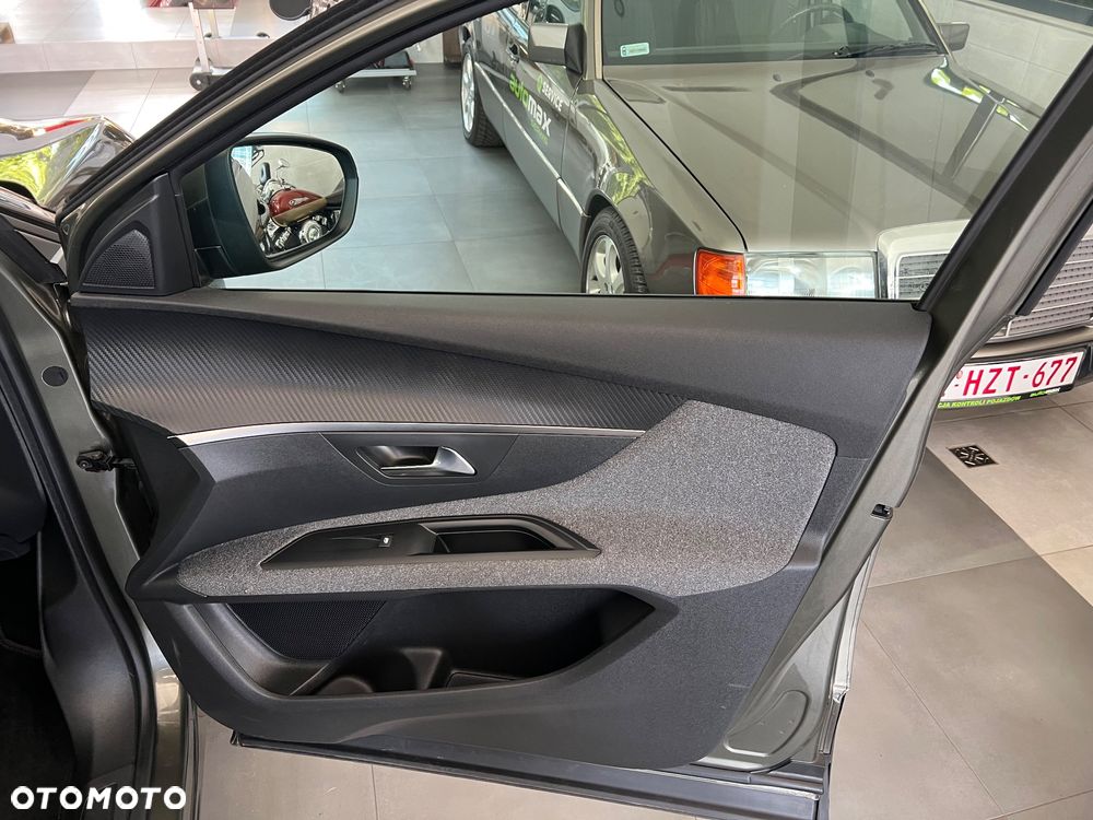 Peugeot 5008 PureTech 130 Stop & Start Allure Business-Paket - 29