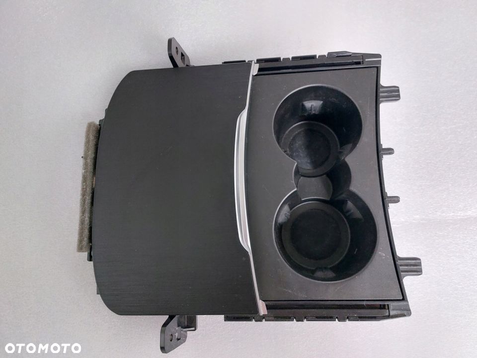 SCHOWEK UCHWYT NA KUBKI ALFA ROMEO GIULIA - 1