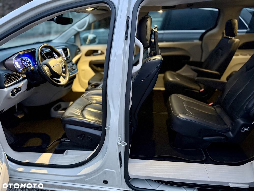 Chrysler Pacifica - 26