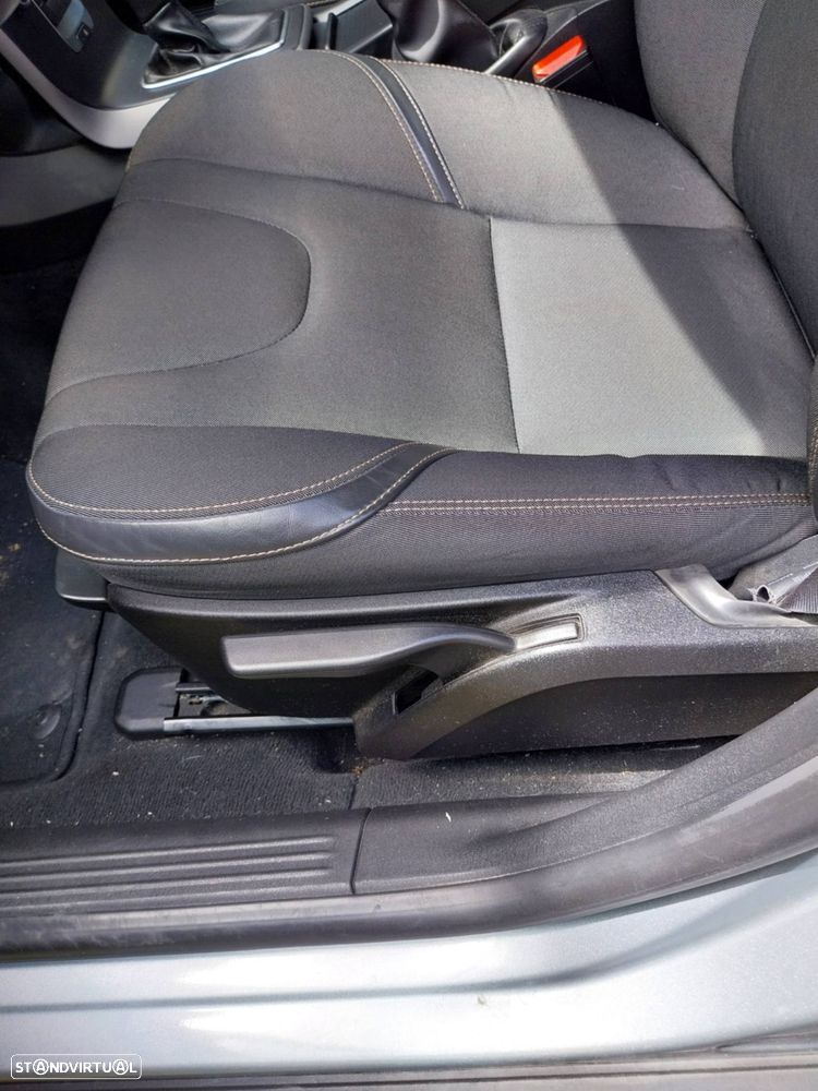 Volvo V40 2.0 D2 Momentum Geartronic - 4