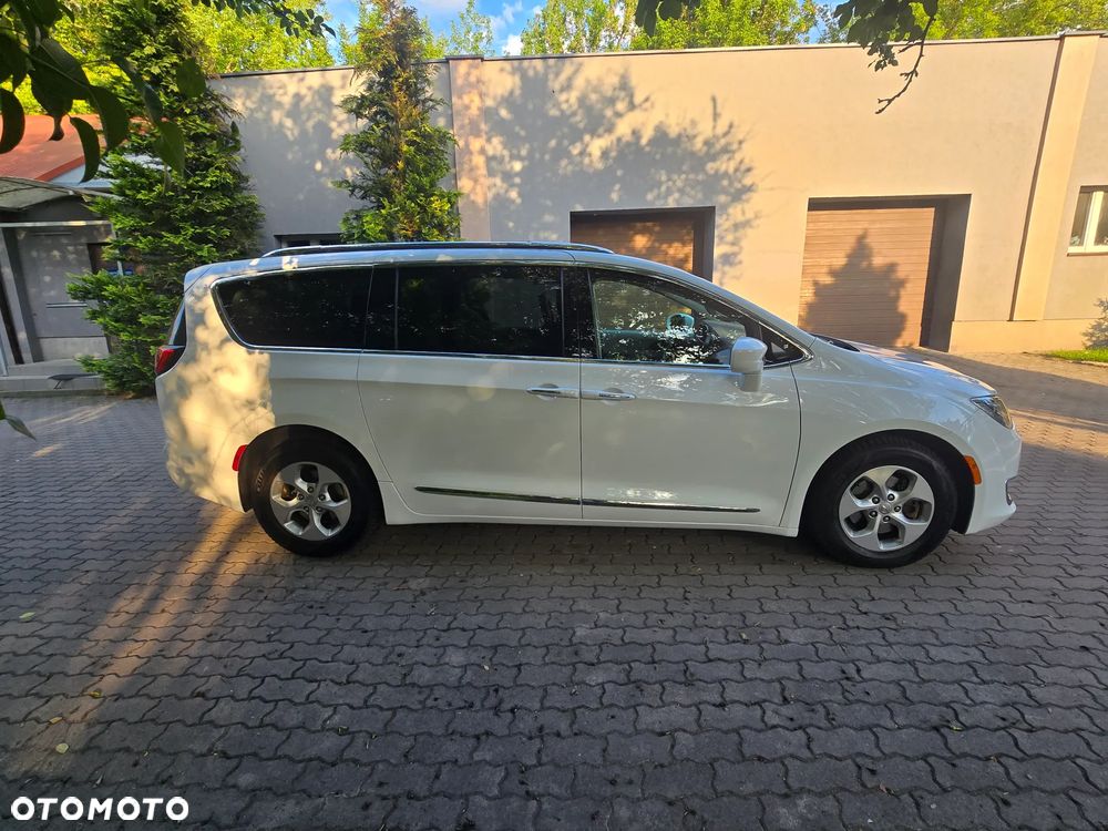 Chrysler Pacifica - 8