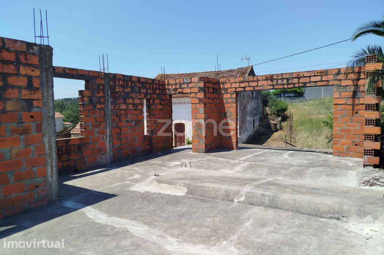 Moradia em Construção com Projeto Aprovado – T2+1 Soure