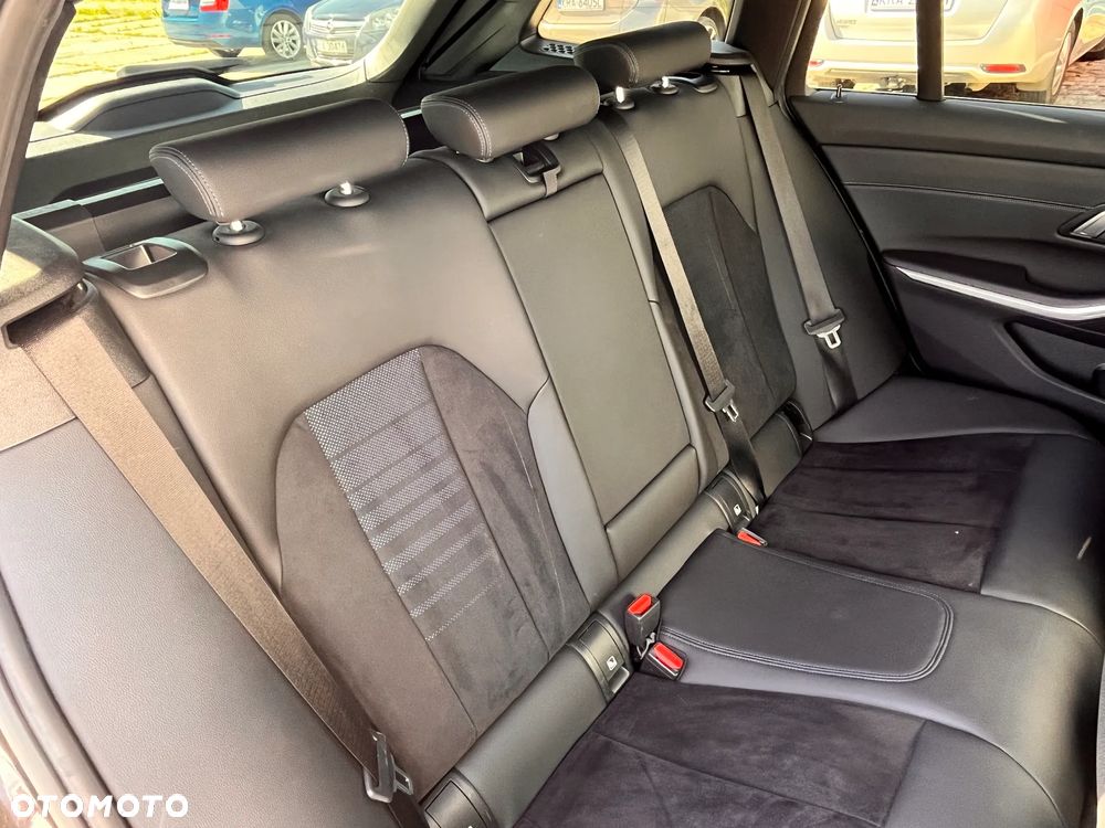 BMW Seria 3 320d xDrive - 27