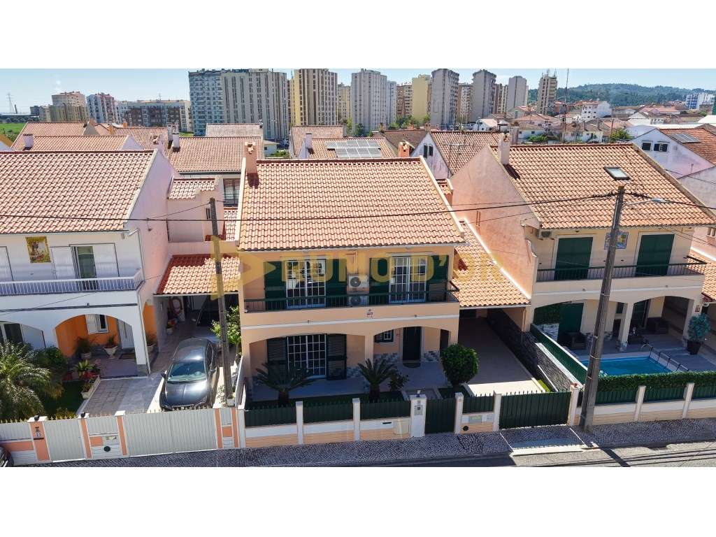 Viva com Conforto: Moradia T4 Espaçosa no Carregado com Garagem e L... - Grande imagem: 2/54