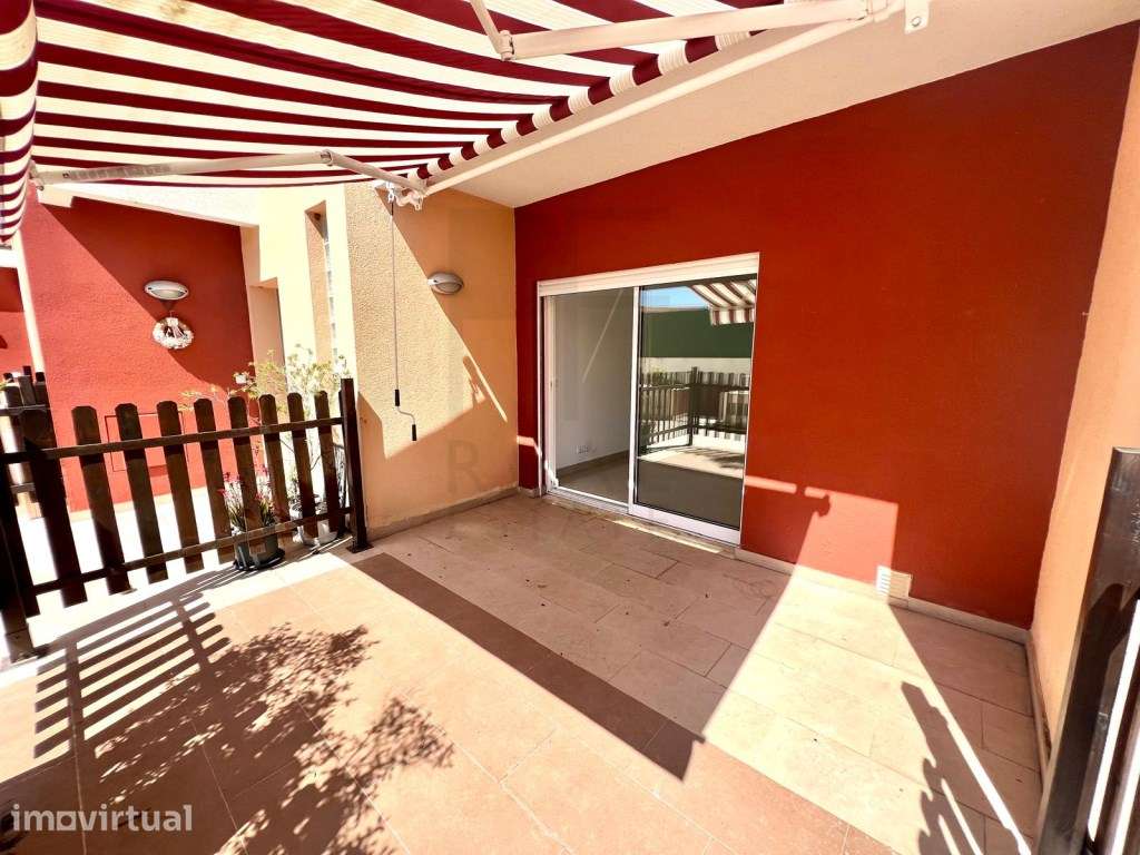 Moradia em Banda T3 | Piscina | Garagem - Grande imagem: 2/27