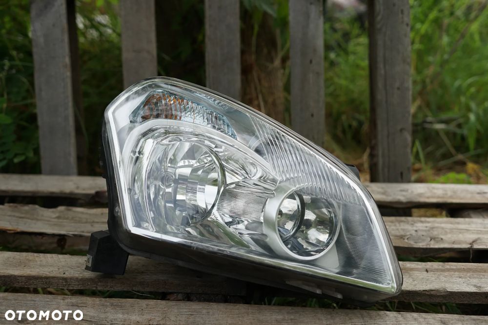 Lampa przód przednia prawa Nissan Qashqai I J10 Anglik - 1