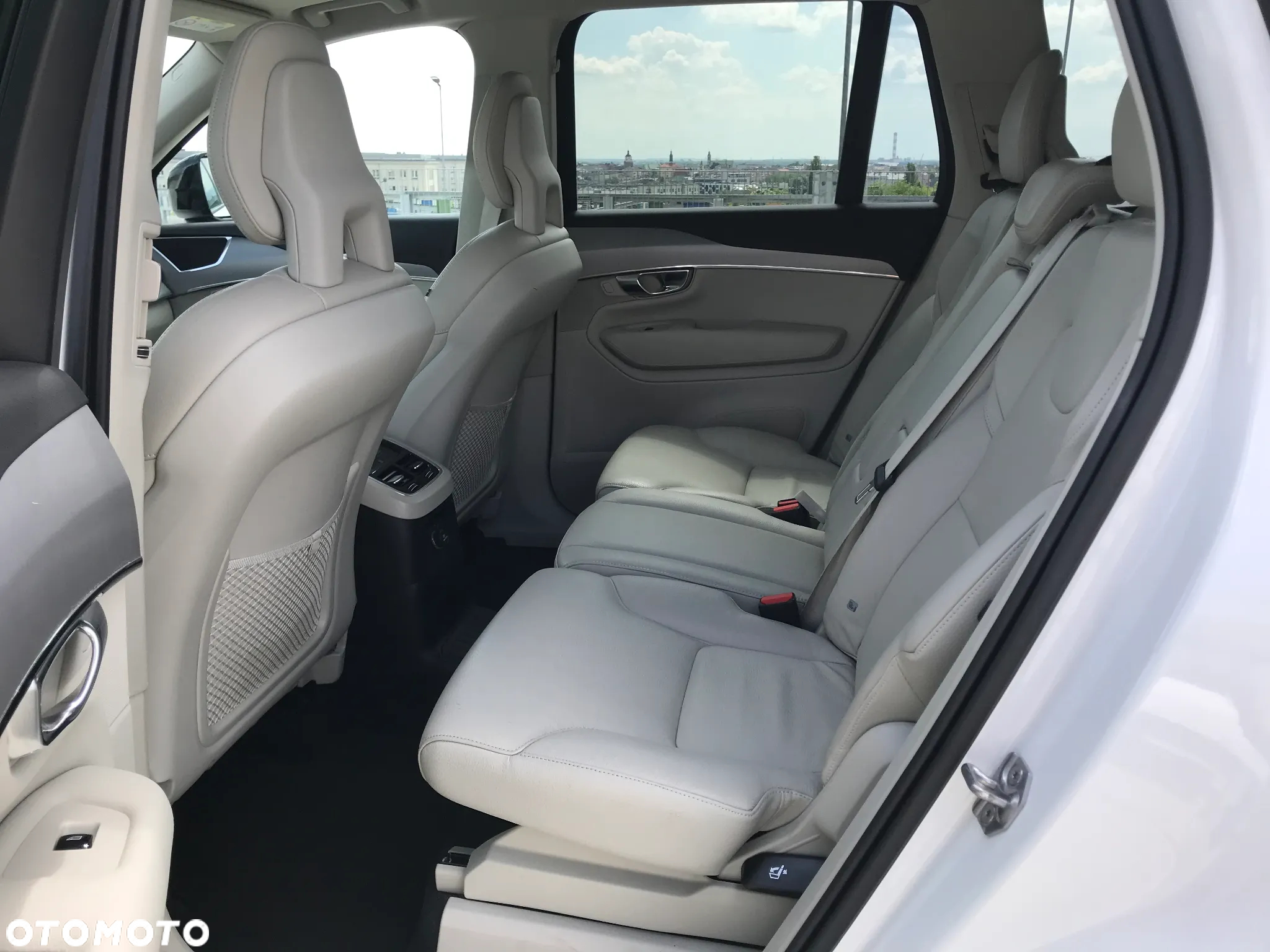 Volvo XC 90 T8 AWD Plug-In Hybrid R-Design 7os - 24