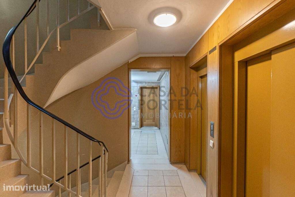Apartamento T1+1 Mobilado com Varandas e Lugar de Garagem – Oliveira d - Grande imagem: 2/39
