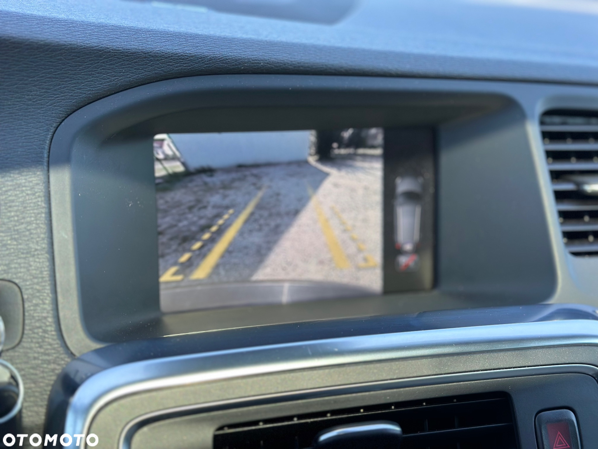 Volvo V60 D6 AWD Plug-in Hybrid Momentum - 30