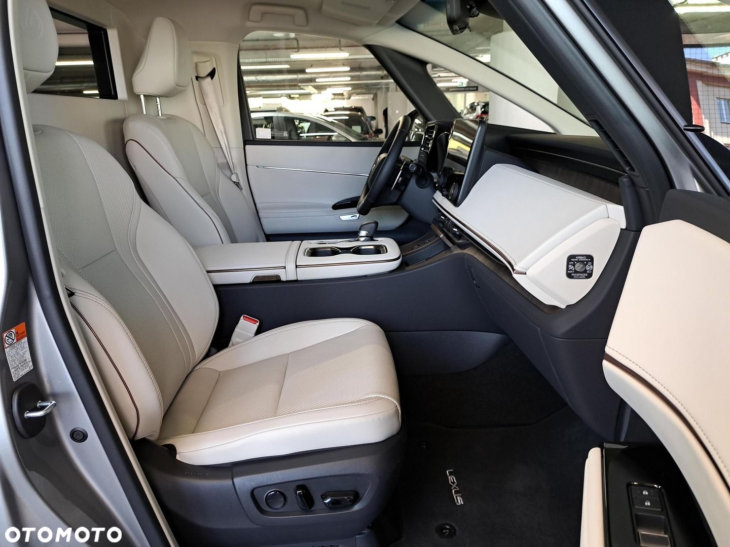 Lexus LM - 19