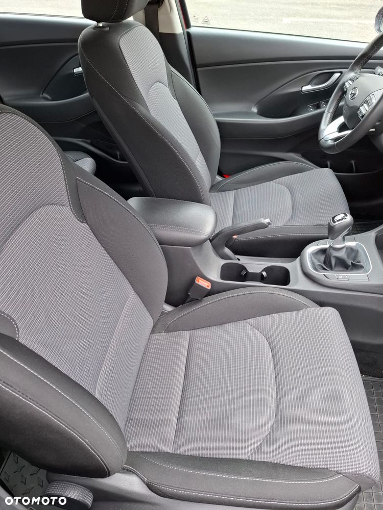 Hyundai i30 1.5 DPI Classic + - 13