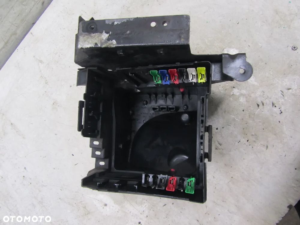 renault trafic-vivaro 06->2.5 dci obudowa skrzynki bezpieczników - 1