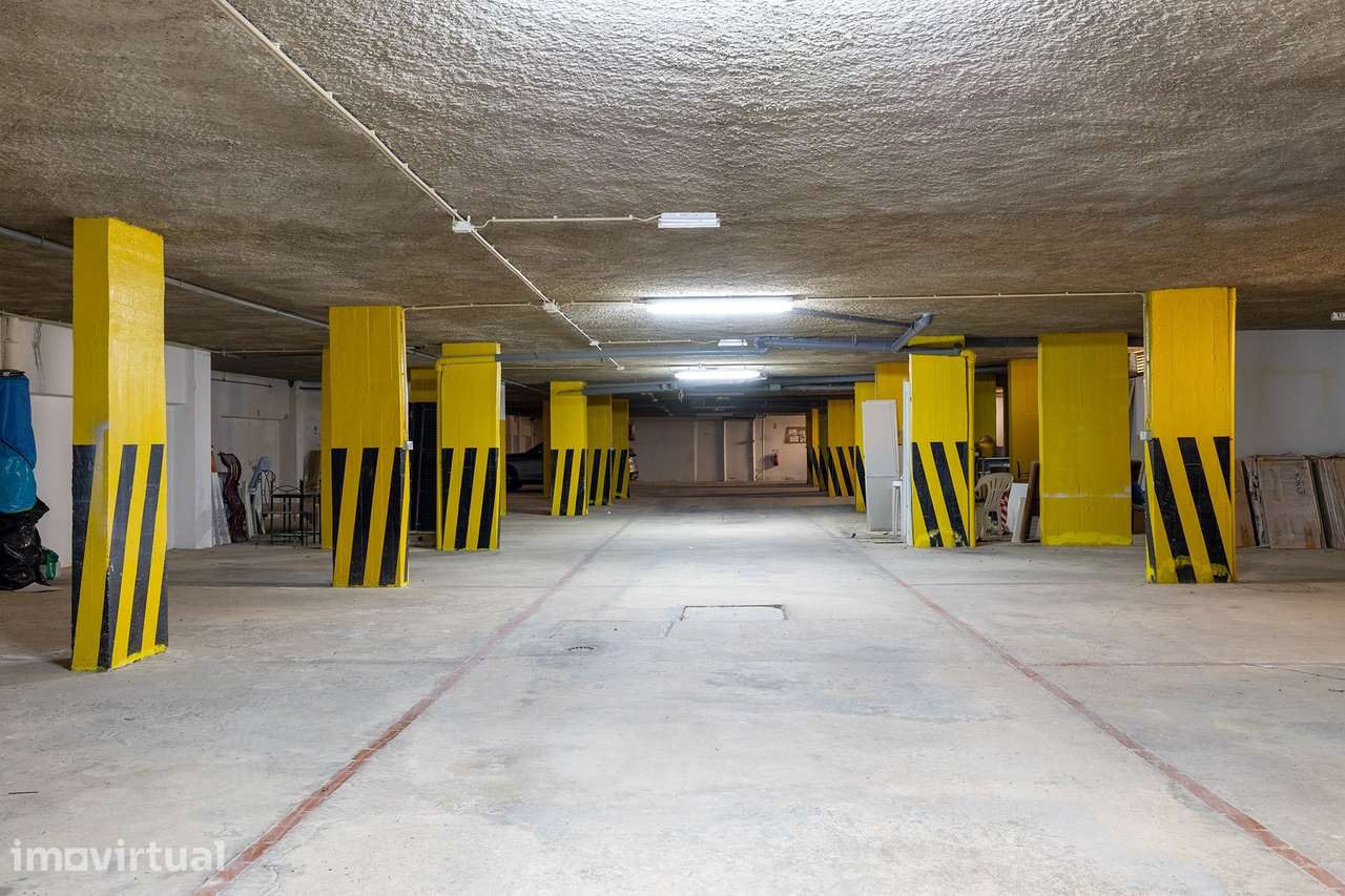 ESPAÇOSO LUGAR DE ESTACIONAMENTO PARA VENDA EM LAGOS - Grande imagem: 4/14