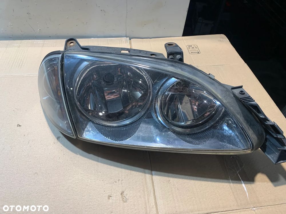 TOYOTA AVENSIS T22 LAMPA PRAWA LEWA PRZEDNIA - 9