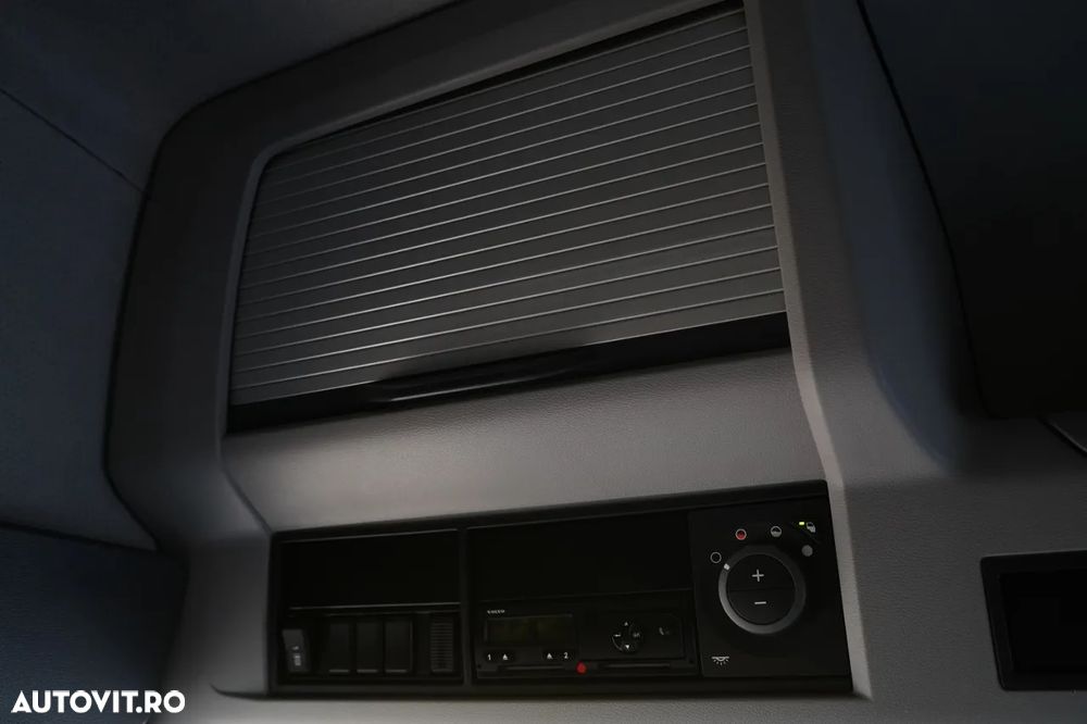 Volvo FH16 / 700 / 6x4 / SISTEM HIDRAULIC / RETARDER / TRACTOR CU 3 AXE / MASĂ PUTERNICĂ 120 T - 34