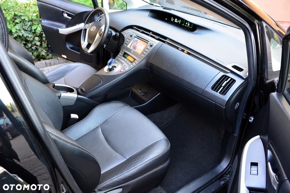 Toyota Prius (Hybrid) Executive - 27