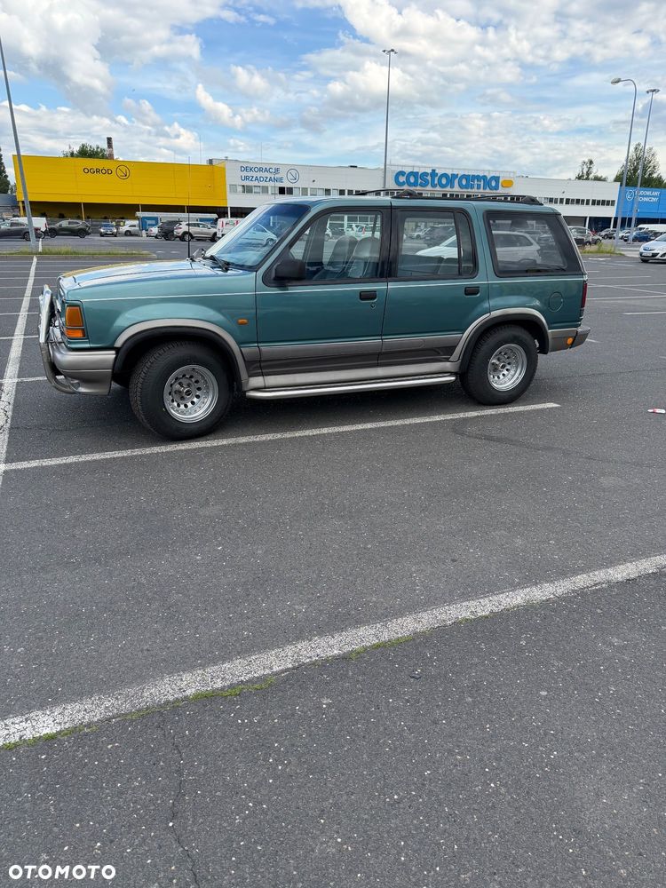 Ford Explorer Standard - 1