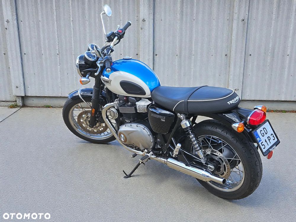 Triumph Bonneville - 10