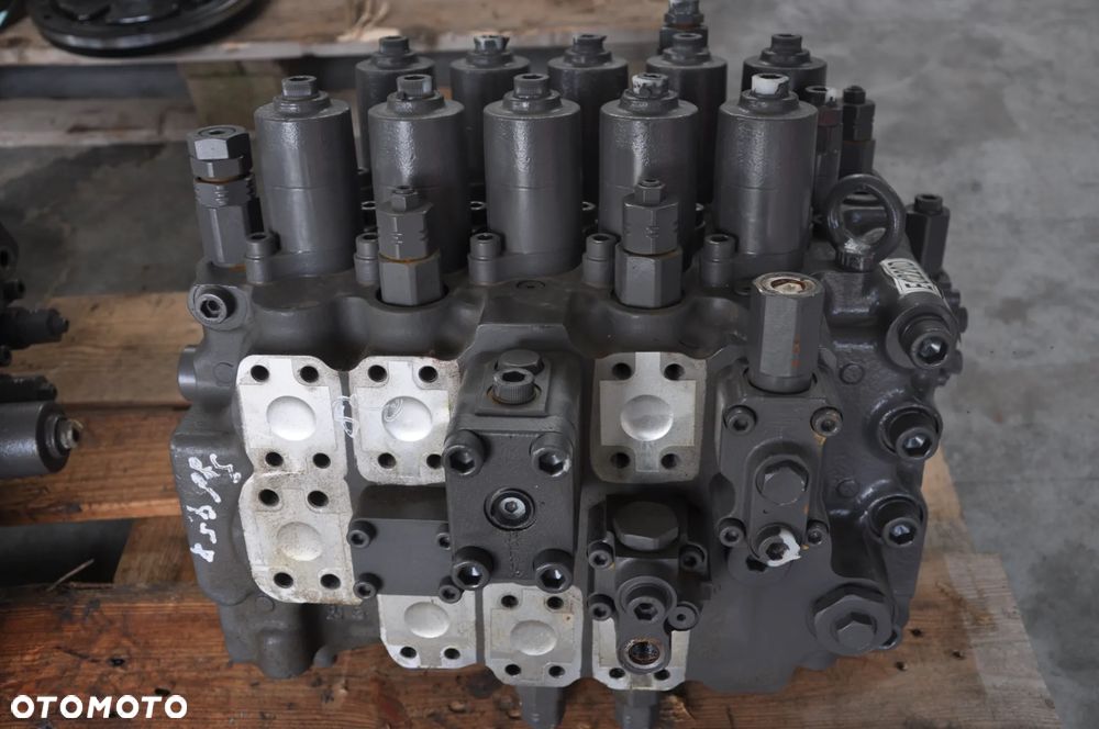 Rozdzielacz hydrauliczny Volvo EC220 14674193 - 2