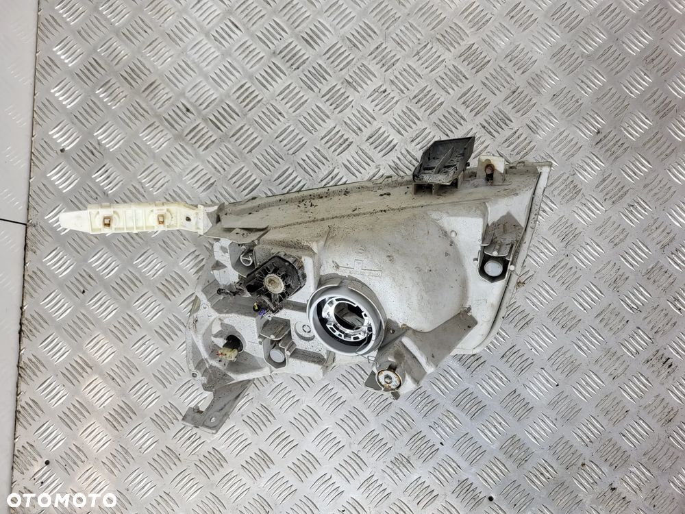 Suzuki Grand Vitara II Lampa Lewa Prawa Przód 3D - 7
