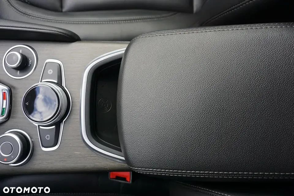 Alfa Romeo Giulia 2.0 Turbo 16V AT8-Q4 Ti - 26