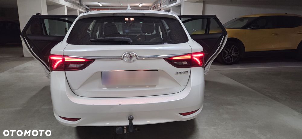 Toyota Avensis 2.0 D-4D Selection - 9