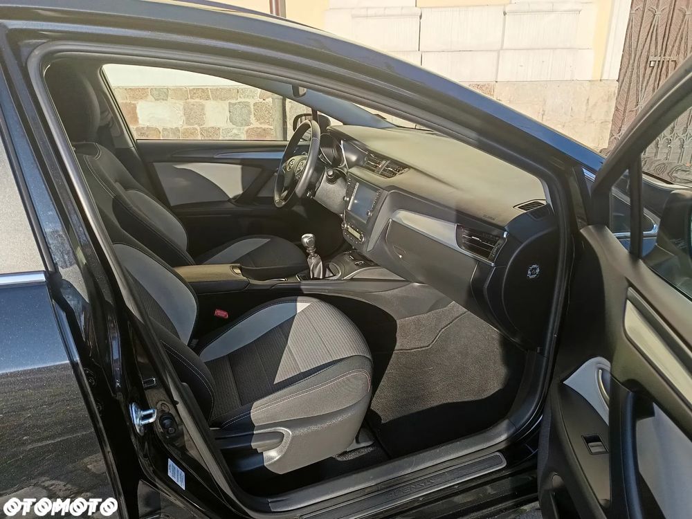 Toyota Avensis 1.8 Premium - 11