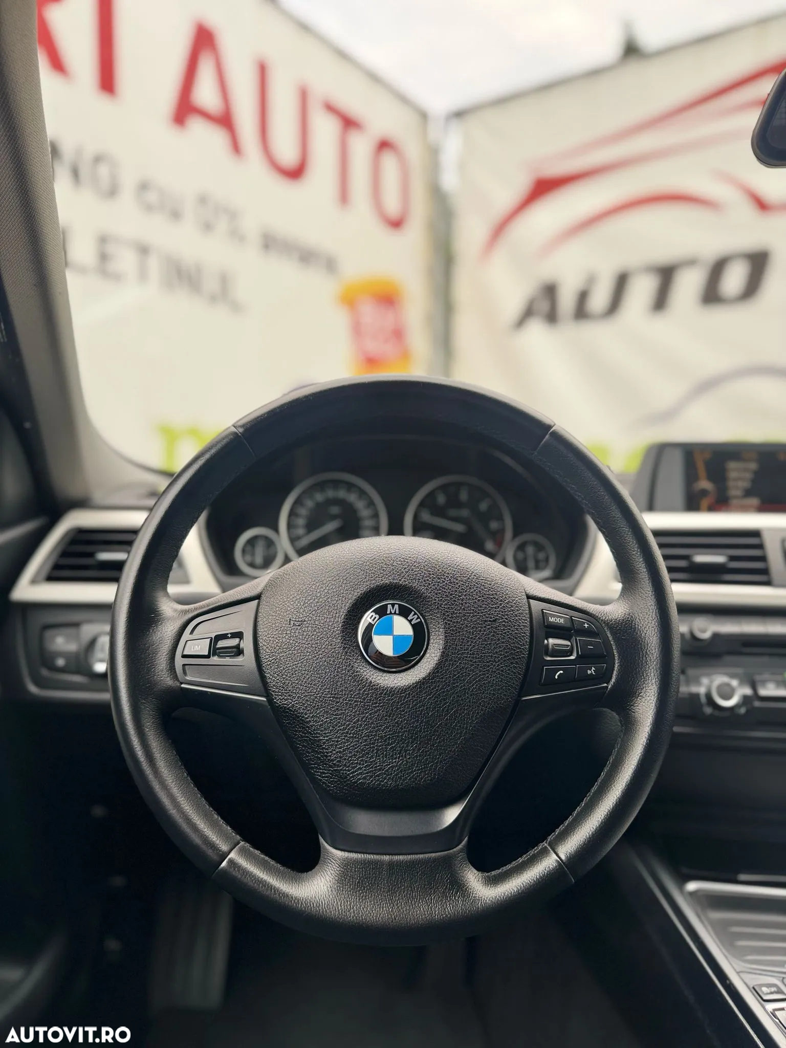 BMW Seria 3 318d Touring Aut. - 28