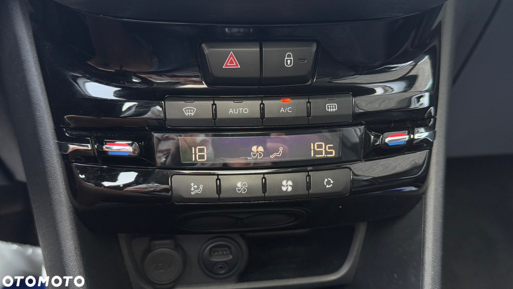 Peugeot 2008 1.6 BlueHDi Allure S&S - 31