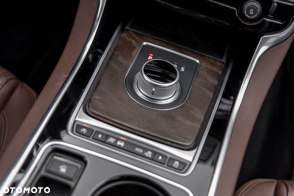 Jaguar XE 2.0 T Prestige - 28