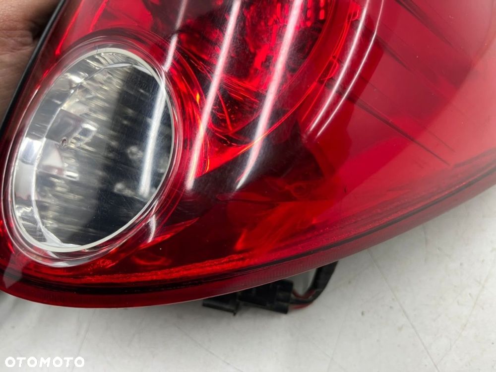 Lampa Mitsubishi L200 KA KB 05-15r. PRAWA tylna w błotnik oryginalna prawy tył EUROPA - 8