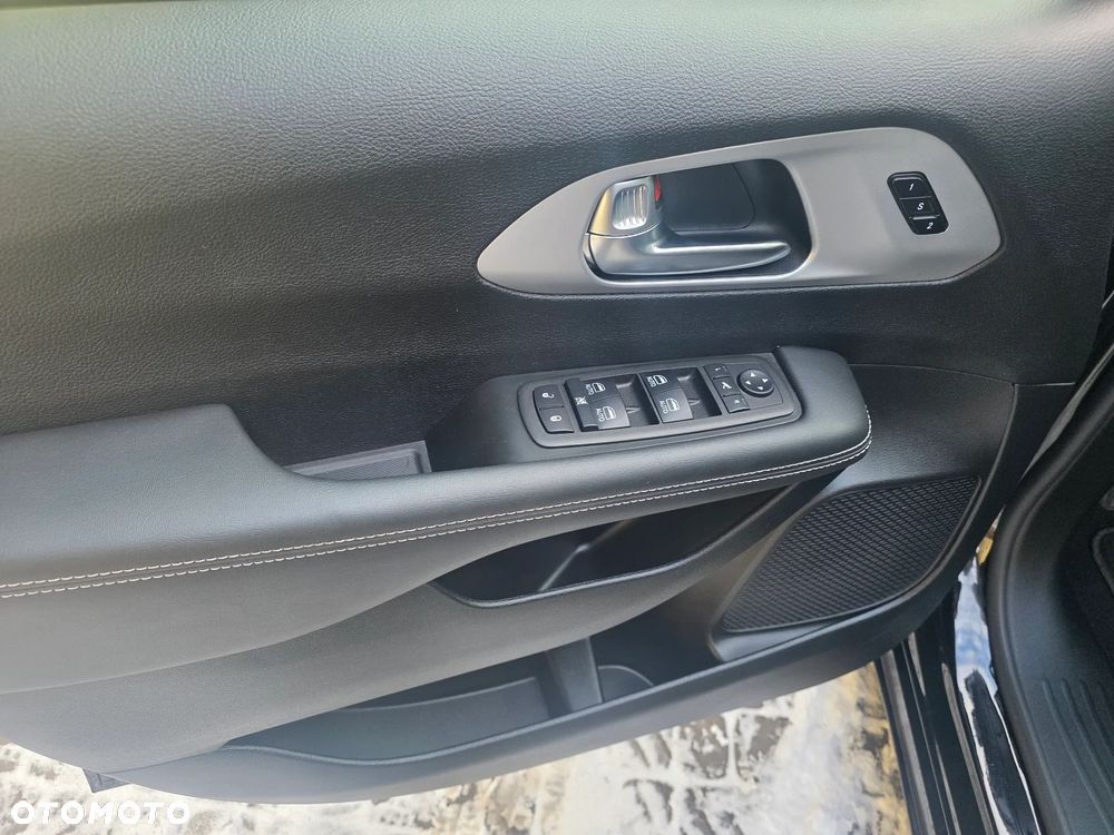Chrysler Pacifica - 11