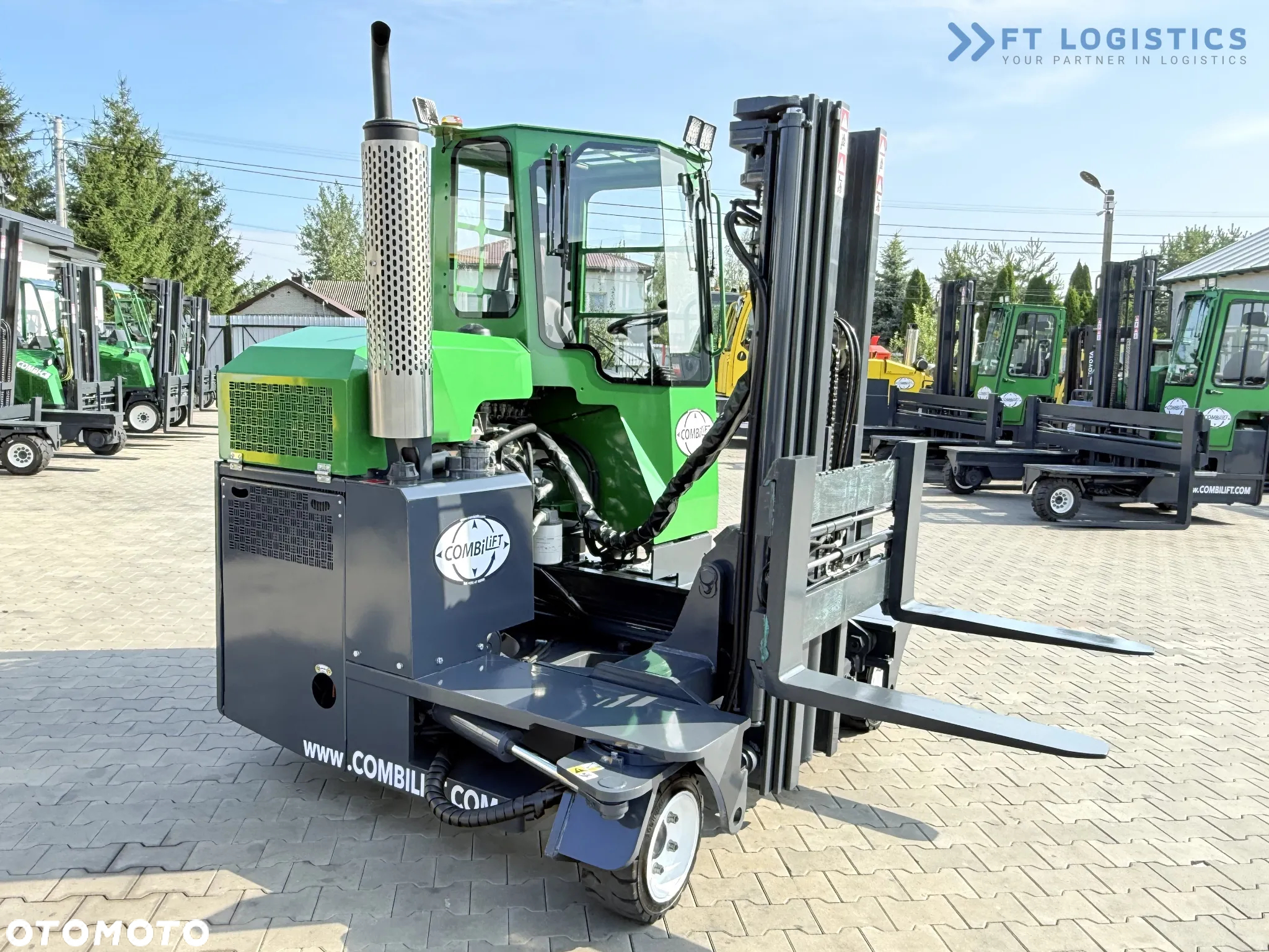 Combilift C2500 / GAS / TRIPLEX 4900MM / WOLNY SKOK /JEDYNE 2446 MOTOGODZIN /  POZYCJONER WIDEŁ / PEŁNA KABINA / STAN IDEALNY / Szeroka oferta wózków czterokierunkowych i bocznych, dopasowanych do różnorodnych potrzeb i zastosowań - 26