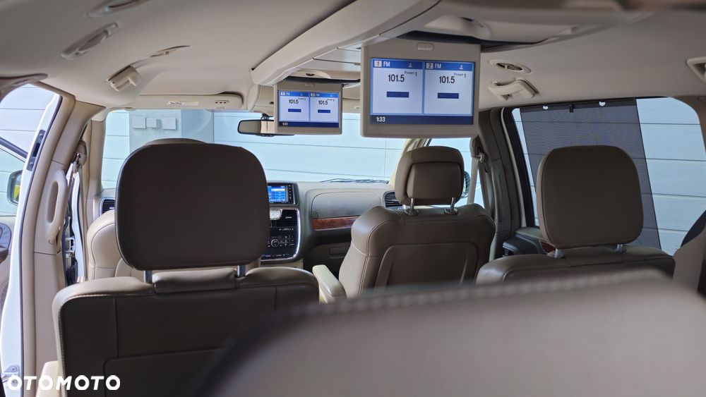 Chrysler Town & Country 3.6 Limited - 15