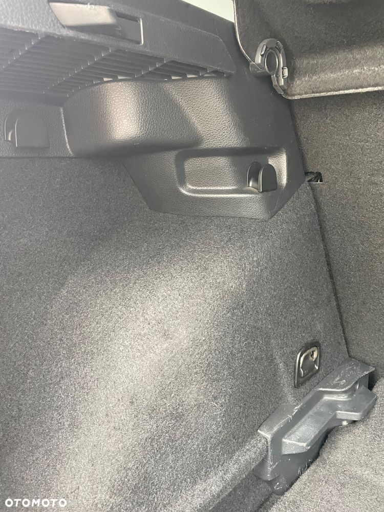 Volkswagen Golf 1.6 TDI DPF Highline - 24