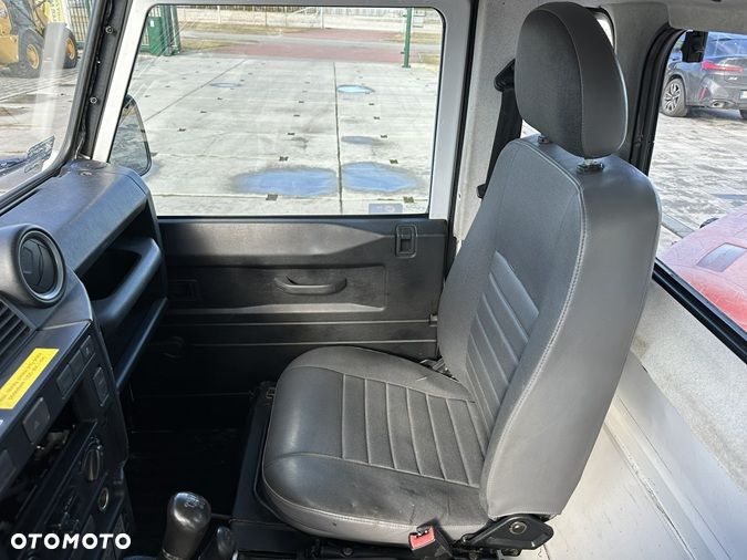 Land Rover Defender - 22