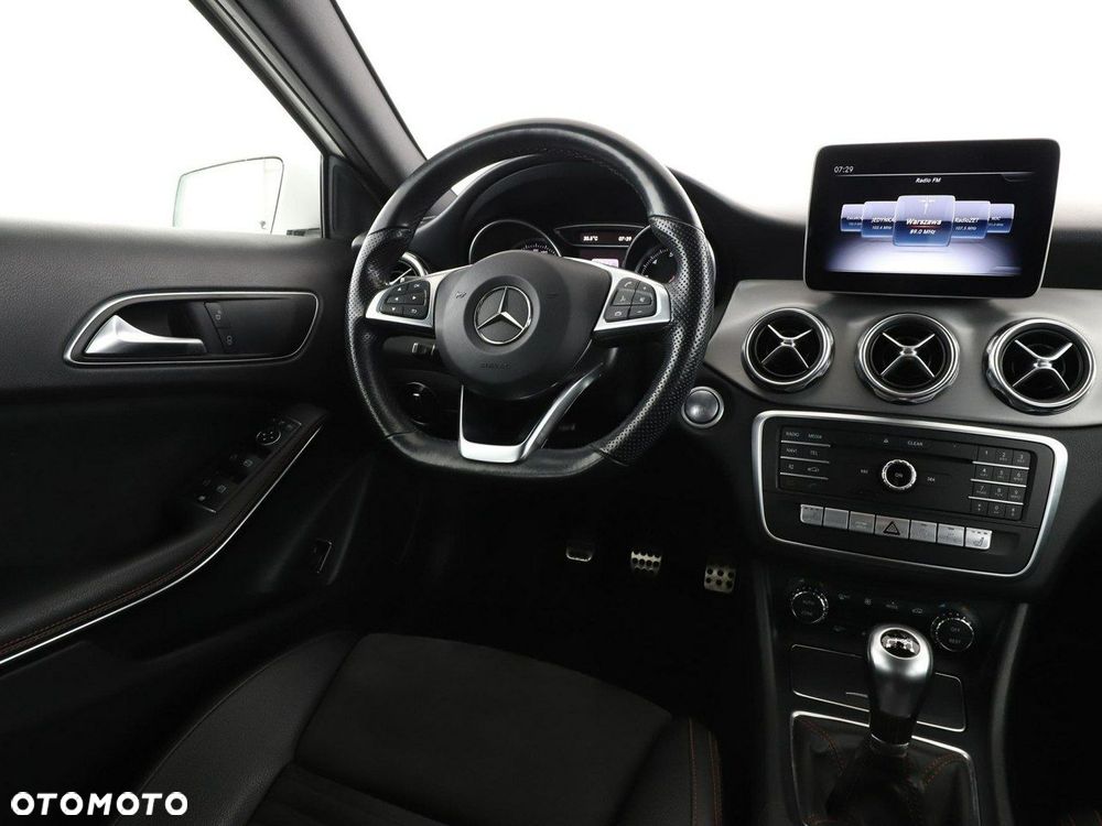 Mercedes-Benz GLA 180 AMG Line - 16
