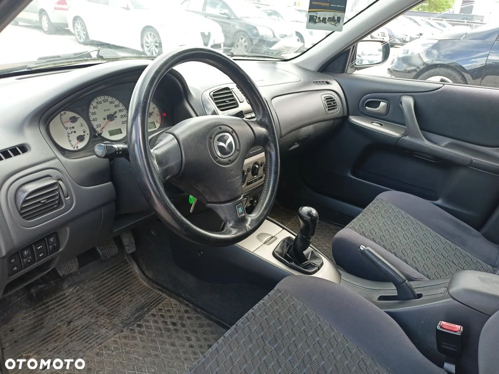 Mazda 323F - 7