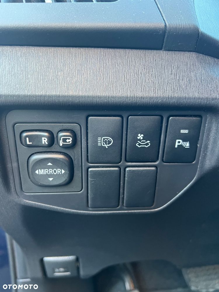 Toyota Prius (Hybrid) Executive - 33