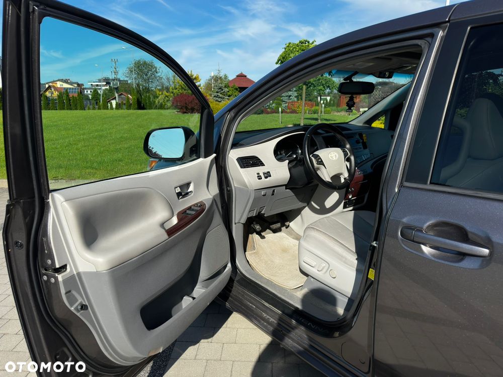 Toyota Sienna 3.5 XLE AWD - 6
