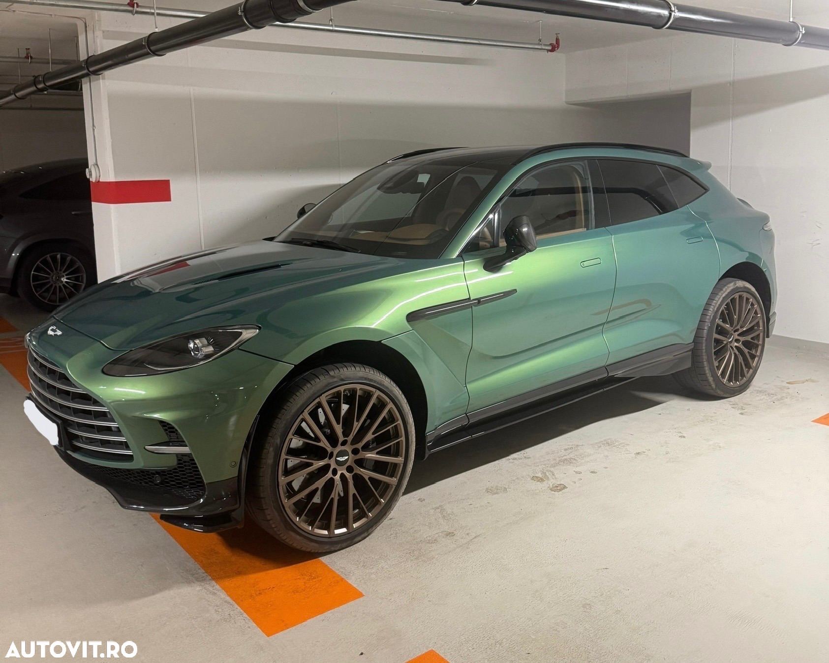 Aston Martin DBX - 3