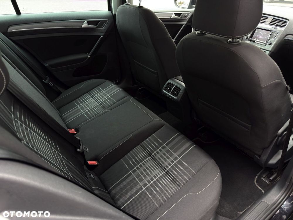 Volkswagen Golf - 33