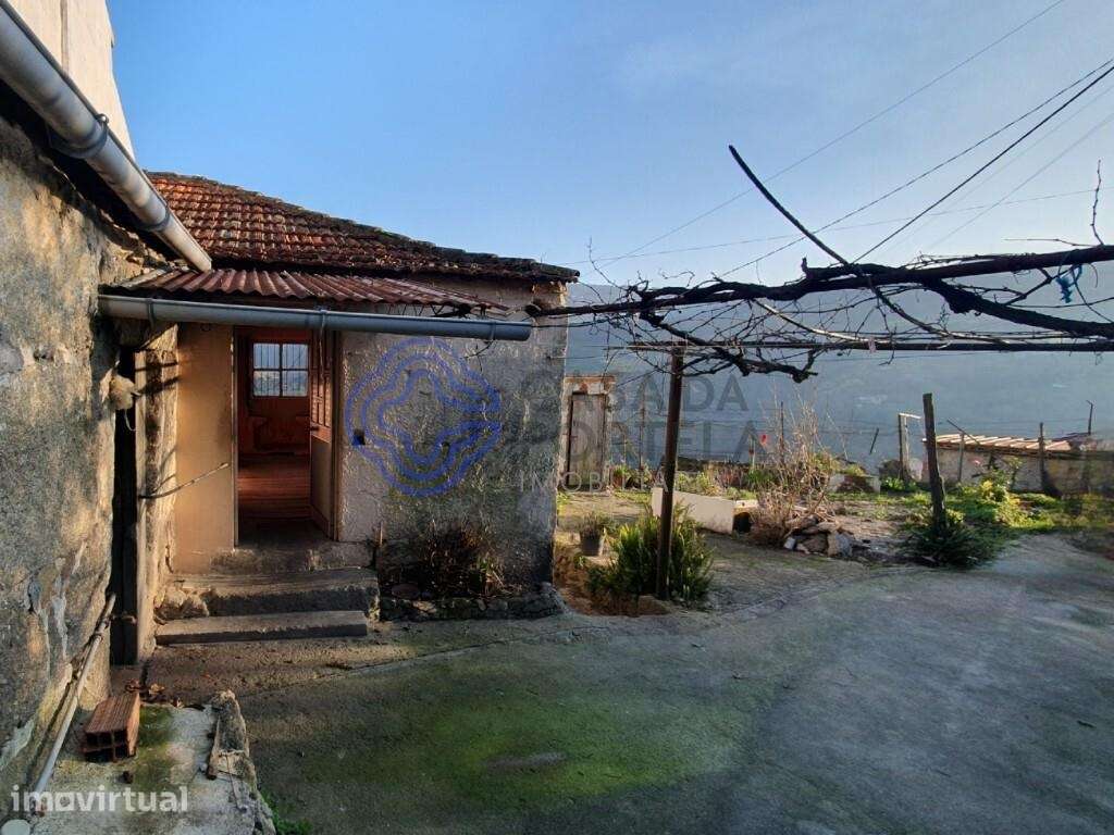 CASA PARA RECUPERAR NO CENTRO DE FRENDE, BAIÃO - Grande imagem: 4/25