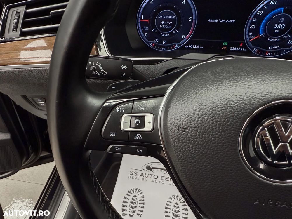 Volkswagen Passat Variant 2.0 TDI DSG 4Motion Highline - 29